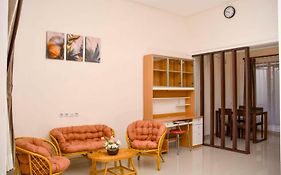 Villa & Home Stay Greenland At Tidar Malang